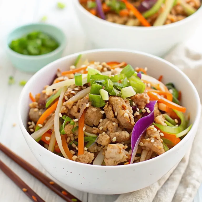 Bunte Gesunde Egg Roll in a Bowl mit Kohl, Karotten, Hackfleisch und Sesam, serviert in einer weißen Schale