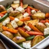 Feta Kartoffeln Ofengemüse mit buntem Gemüse auf Backblech serviert