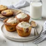 Saftige Pudding Muffins mit Quark auf einem Holztisch, frisch gebacken und in Papierförmchen serviert