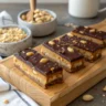 Hausgemachte vegane Snickers Riegel mit Datteln, Erdnussbutter und dunkler Schokolade – gesunder Snack ohne Zucker