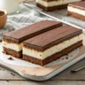Schritt-für-Schritt-Zubereitung von Milchschnittenkuchen mit Schokoladenbiskuit und Milchcremefüllung