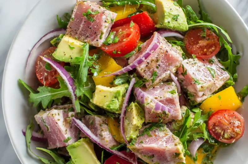 Frischer Thunfisch-Avocado-Salat in weißer Schüssel - proteinreiches Low Carb Rezept zum Abnehmen, fertig in 10 Minuten. Gesunder Salat mit Thunfisch, Avocado, Tomaten und Paprika