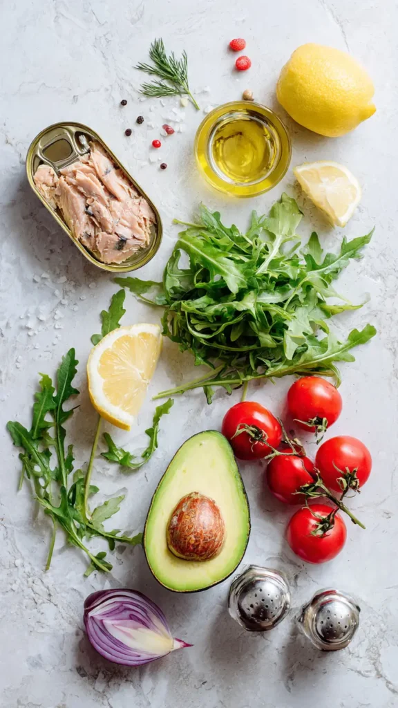 Alle Zutaten für Thunfisch-Avocado-Salat: Thunfisch in Dose, frische Avocado, Salat, Paprika, Tomaten, Zwiebel und Olivenöl. Gesunde Zutaten für proteinreichen Low Carb Salat zum Abnehmen